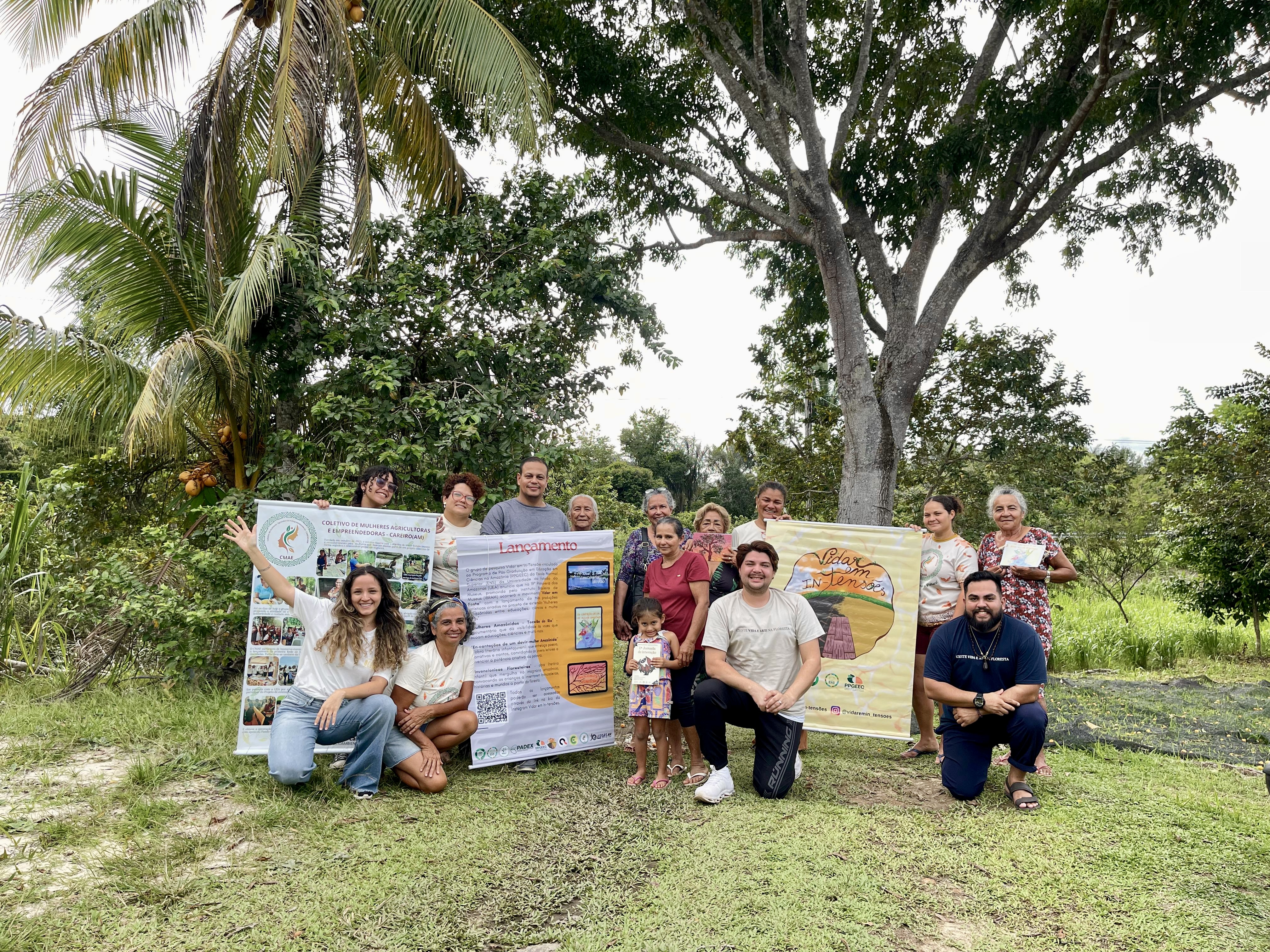 Coletivo de mulheres agricultoras e equipe do VIDAR em atividade no Careiro Castanho
